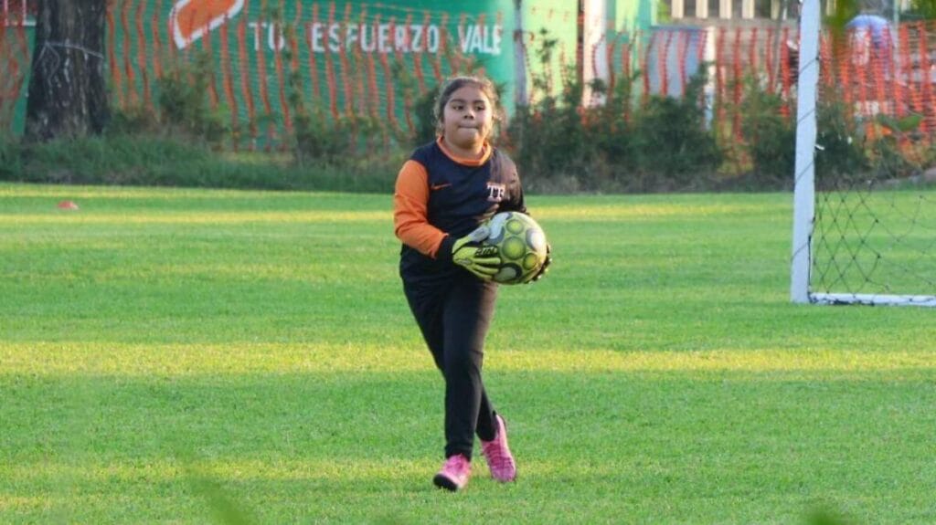 Ángela Álvarez, la portera de 7 años que desafía estereotipos en Veracruz 1 angela alvarez la portera de 7 anos que desafia estereotipos en veracruz