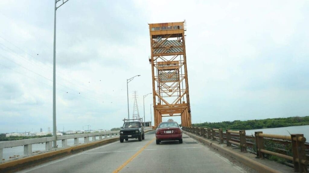 Prohíben el paso de tráileres en puente Coatzacoalcos I para reducir accidentes 1 prohiben el paso de traileres en puente coatzacoalcos i para reducir accidentes