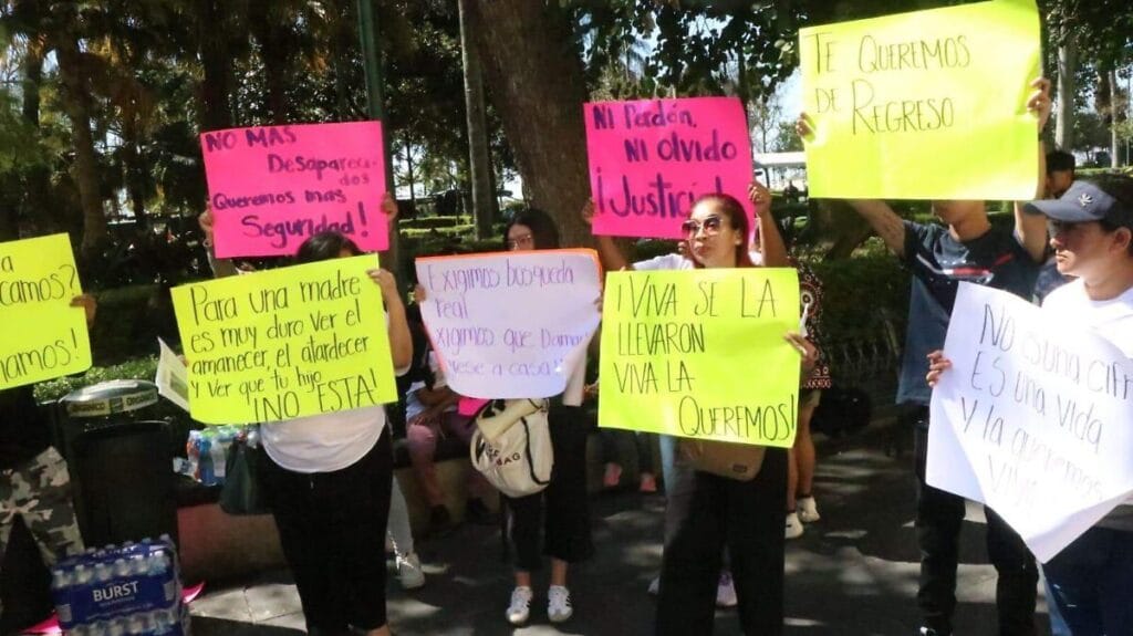 Protesta en Xalapa por la localización de Damari Estefany 1 protesta en xalapa por la localizacion de damari estefany