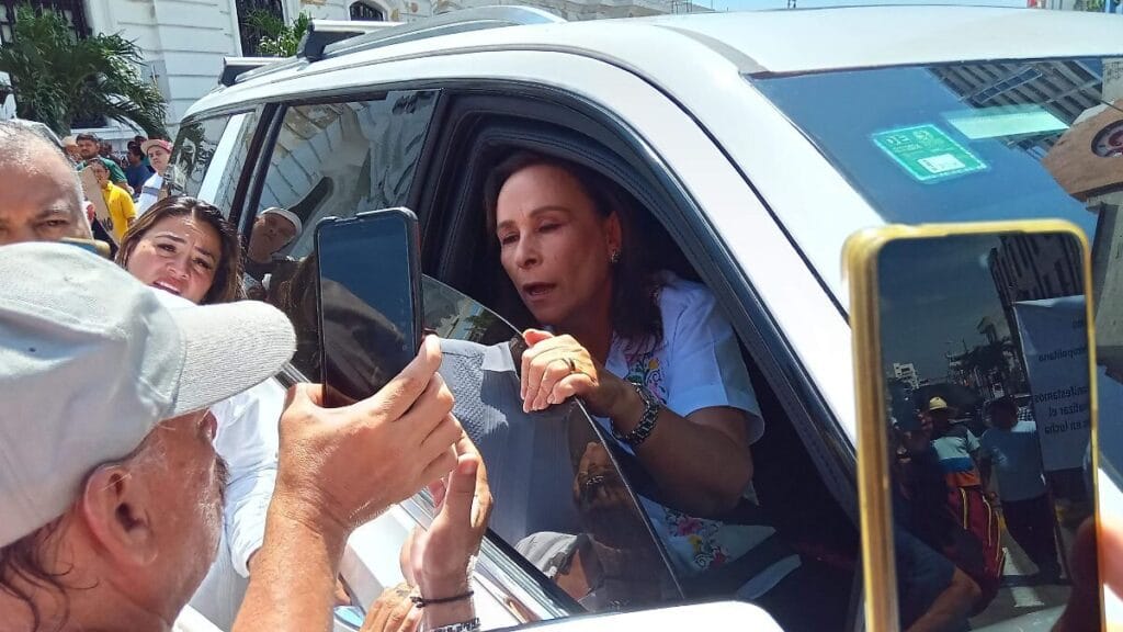 Rocío Nahle ayuda a madre e hija atropelladas en Paso del Toro 1 rocio nahle ayuda a madre e hija atropelladas en paso del toro