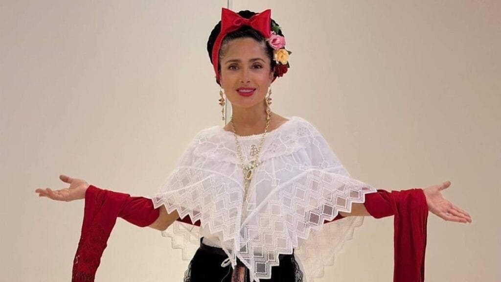 Salma Hayek deslumbra en redes con traje típico jarocho 1 salma hayek deslumbra en redes con traje tipico jarocho