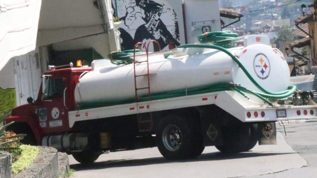 Vecinos denuncian tandeos irregulares y altos recibos de CMAS 1 vecinos denuncian tandeos irregulares y altos recibos de cmas