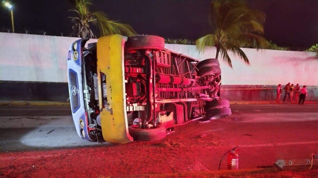 Accidente de camión urbano en Veracruz deja más de 10 heridos 1 accidente de camion urbano en veracruz deja mas de 10 heridos