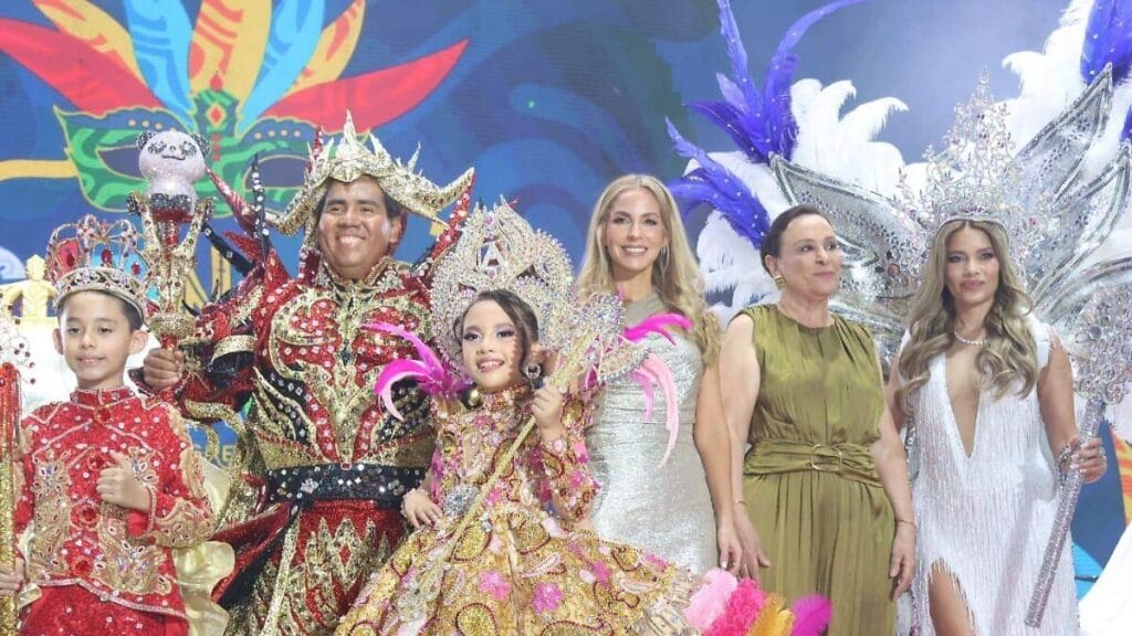 Adriana Fonseca y Juan Córdoba “Panda I” deslumbran como los reyes del Carnaval 2025, ¡no te lo puedes perder! 1 adriana fonseca y juan cordoba panda i deslumbran como los reyes del carnaval 20