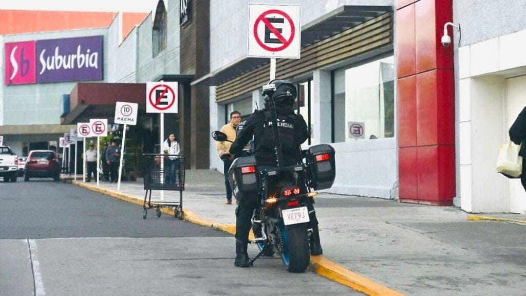 Bancos, plazas y comercios en Xalapa operan normalmente tras bloqueos 1 bancos plazas y comercios en xalapa operan normalmente tras bloqueos