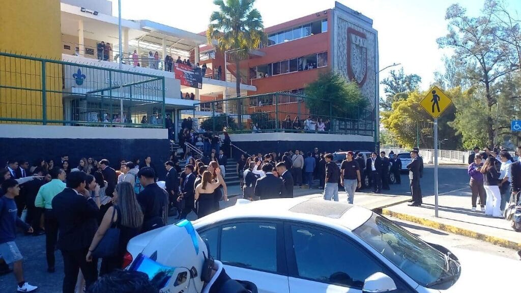 Colapso de templete en graduación de la UV en Xalapa deja 18 heridos 1 colapso de templete en graduacion de la uv en xalapa deja 18 heridos