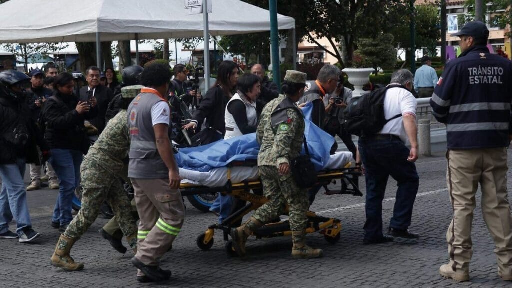 Estudiantes hospitalizados en Xalapa por desmayos en evento del Día de la Bandera 1 estudiantes hospitalizados en xalapa por desmayos en evento del dia de la bander