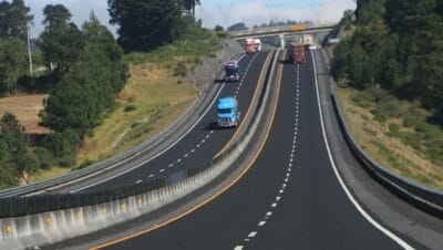impactante accidente en la autopista xalapa perote una grua descontrolada deja a