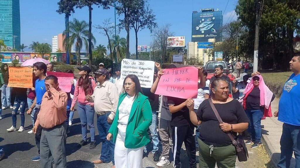 Impactante cierre de avenida Lázaro Cárdenas: antorchistas revelan su sorprendente demanda de apoyo en Puebla 1 impactante cierre de avenida lazaro cardenas antorchistas revelan su sorprendent