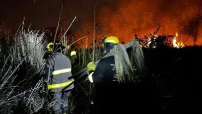 increible heroismo bomberos luchan contra feroz incendio de pastizal en nuevo ve