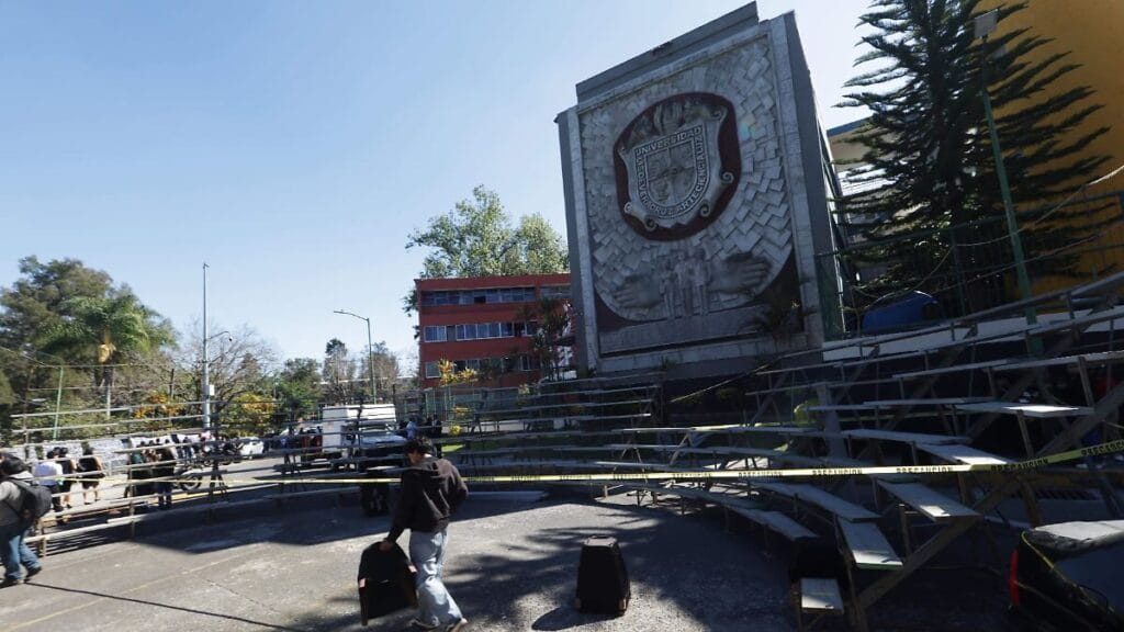 La impactante caída de gradas en la Facultad de Derecho que te hará repensar la seguridad en las universidades 1 la impactante caida de gradas en la facultad de derecho que te hara repensar la