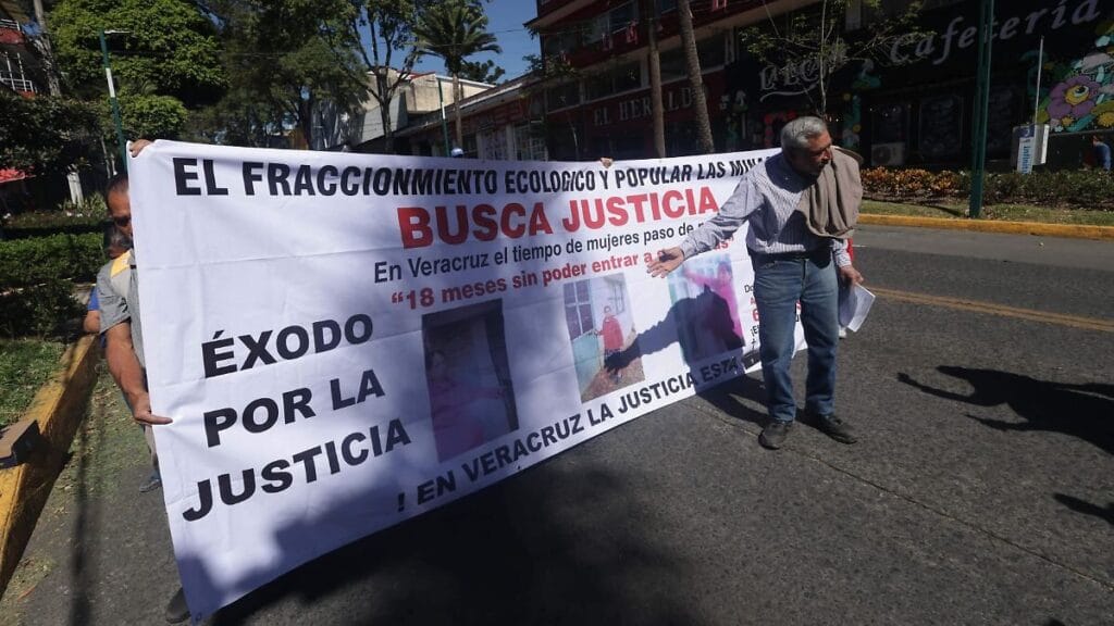 Protestas en Xalapa por presunto despojo de predio en El Tronconal 1 protestas en xalapa por presunto despojo de predio en el tronconal