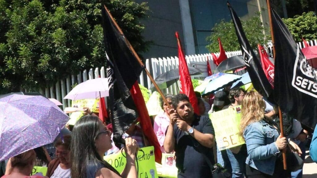 Setsuv protesta en Xalapa y amenaza con huelga por salarios 1 setsuv protesta en xalapa y amenaza con huelga por salarios