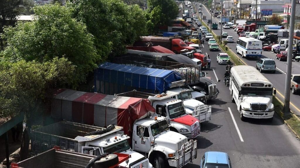 Transportistas reportan 200 vehículos dañados y 6 desaparecidos en México 1 transportistas reportan 200 vehiculos danados y 6 desaparecidos en mexico