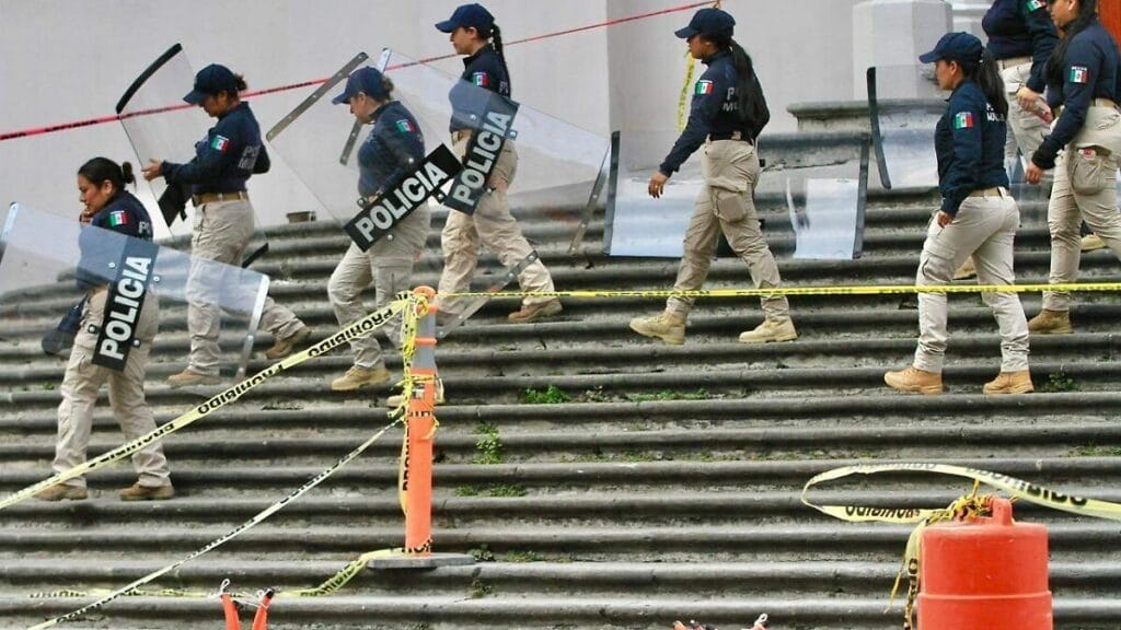 Descubre la sorprendente razón por la que mujeres policía ocupan la Plaza Lerdo este 8M 1 descubre la sorprendente razon por la que mujeres policia ocupan la plaza lerdo
